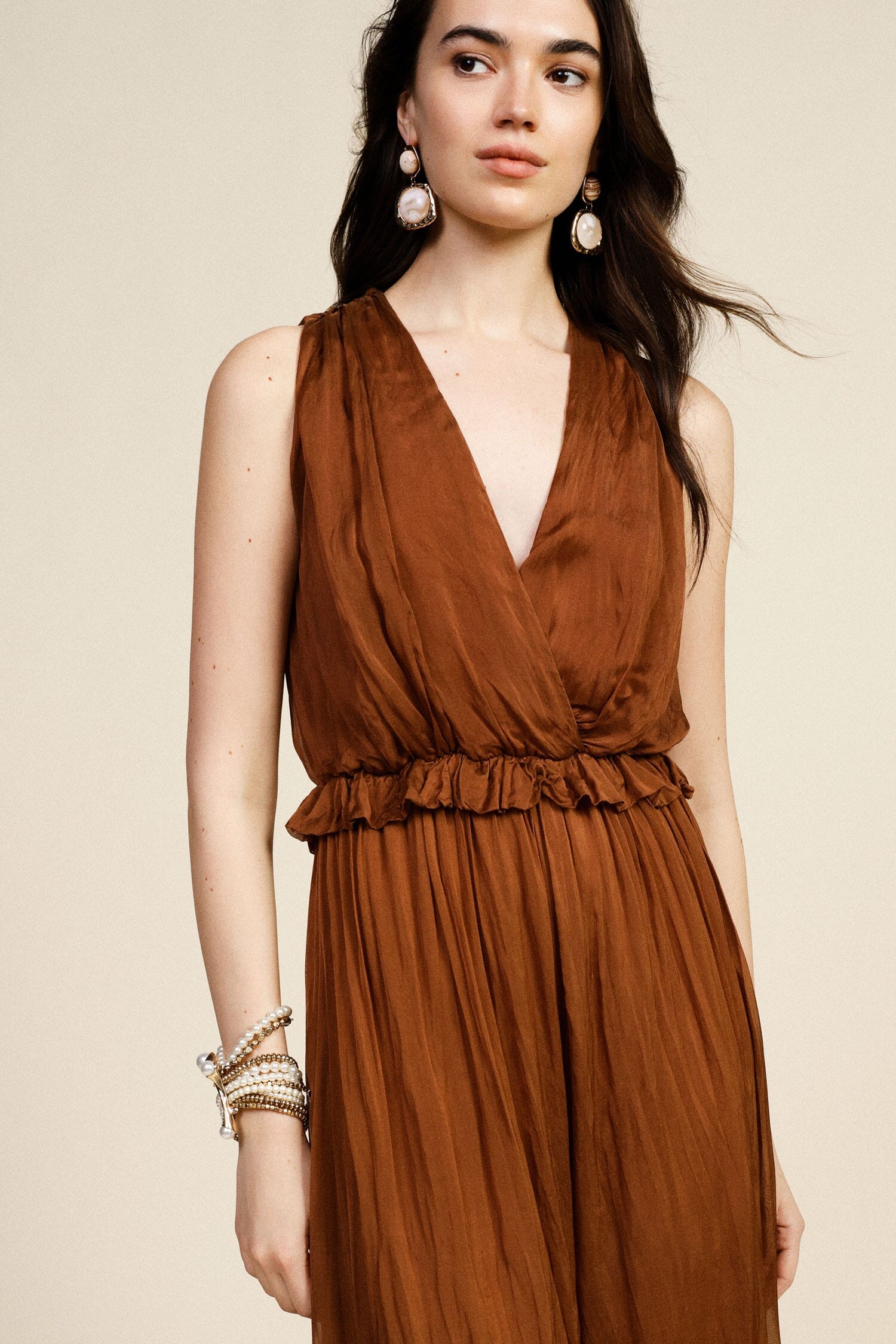 Sleeveless Jumpsuit With V-Neck And Curled Waist Dixie