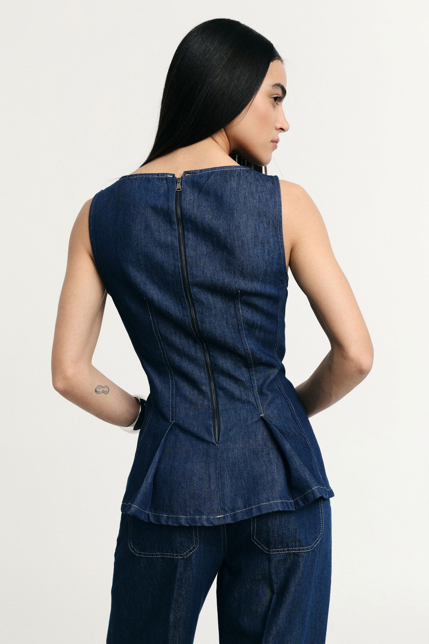 Sleeveless Top With Raised Seams And Zip Please