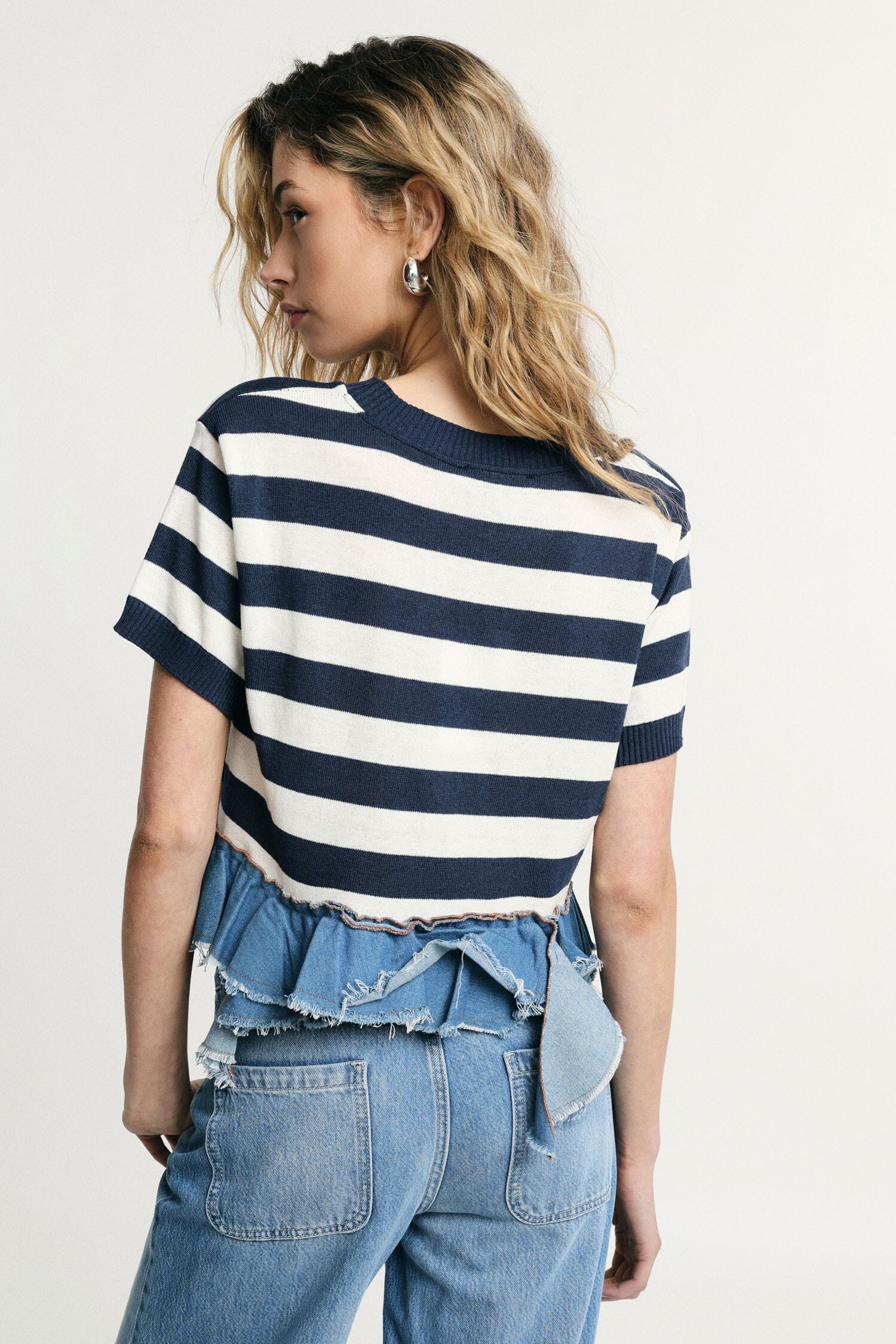 T-Shirt Cropped A Righe Con Bordo Sfrangiato Please