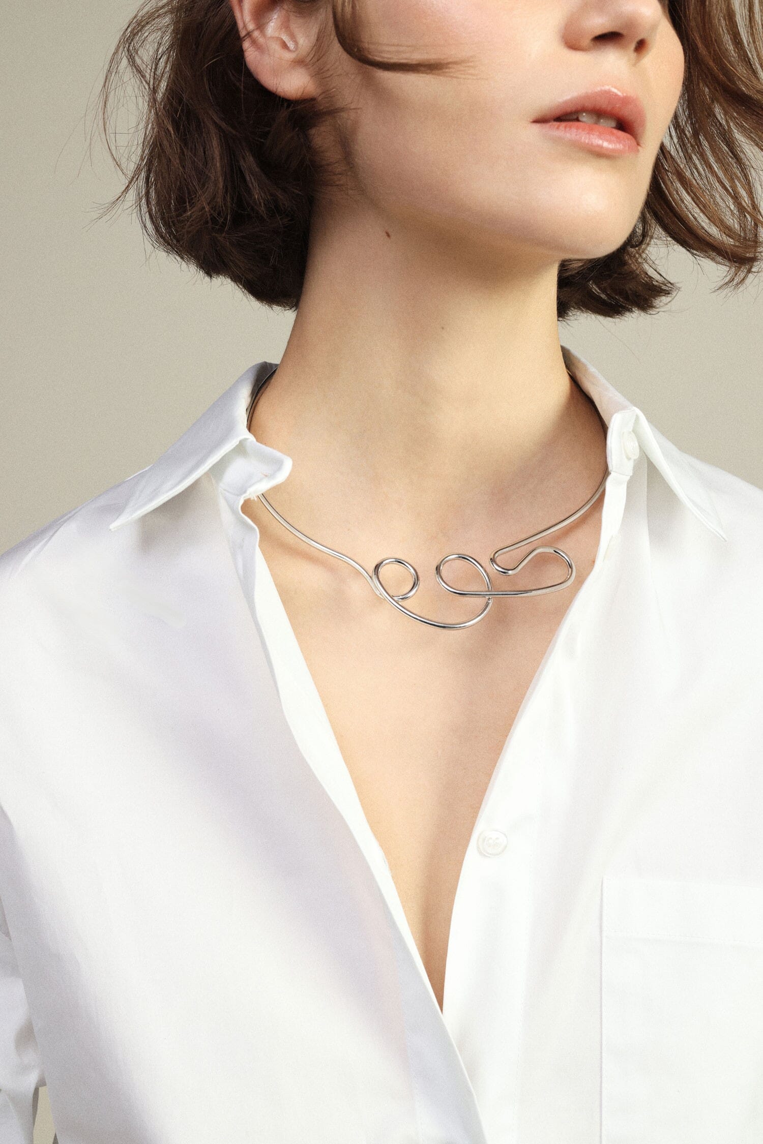 Collier rigide ouvert avec motif ondulé Dixie