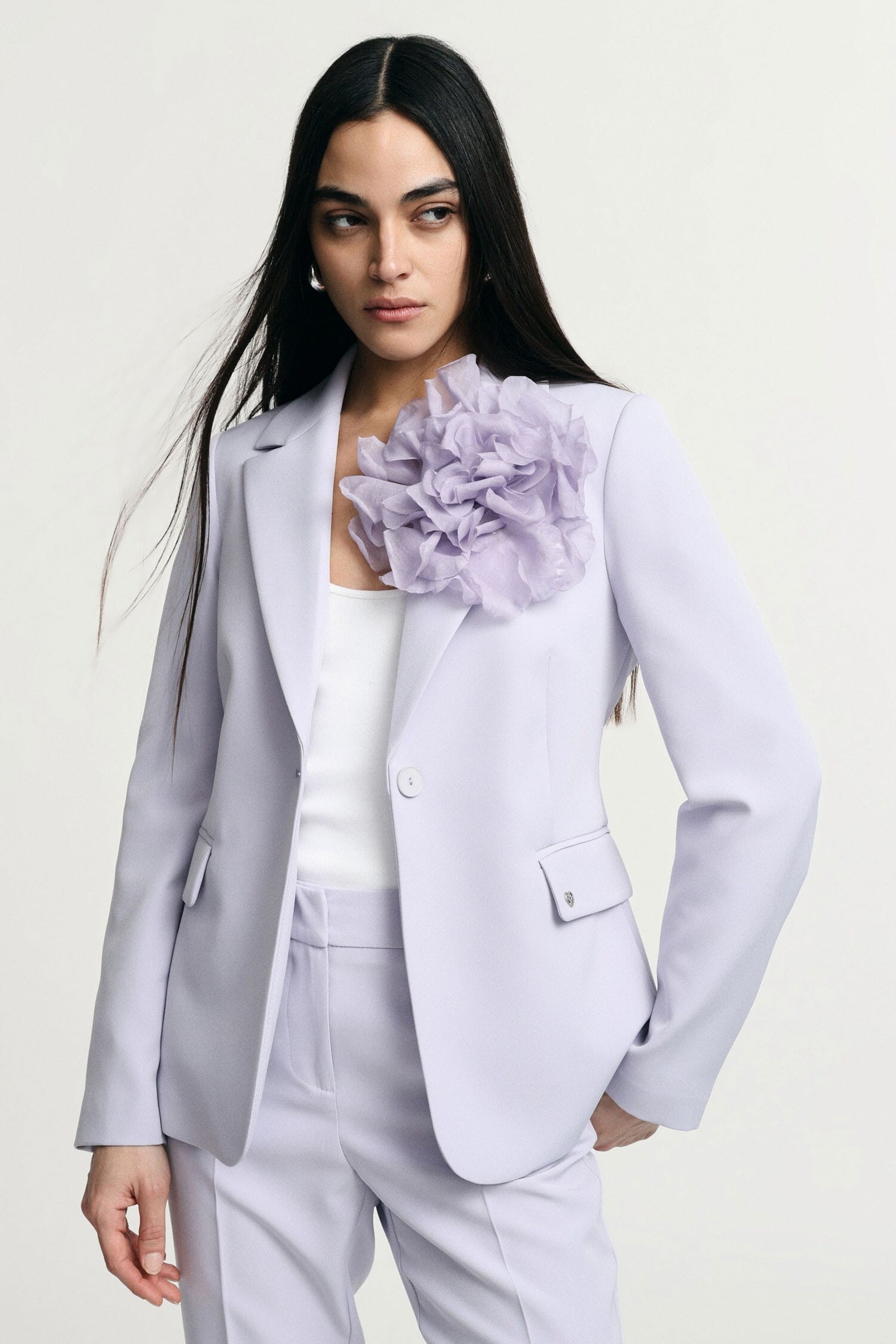 Blazer à simple boutonnage avec grande fleur décorative S'il vous plaît