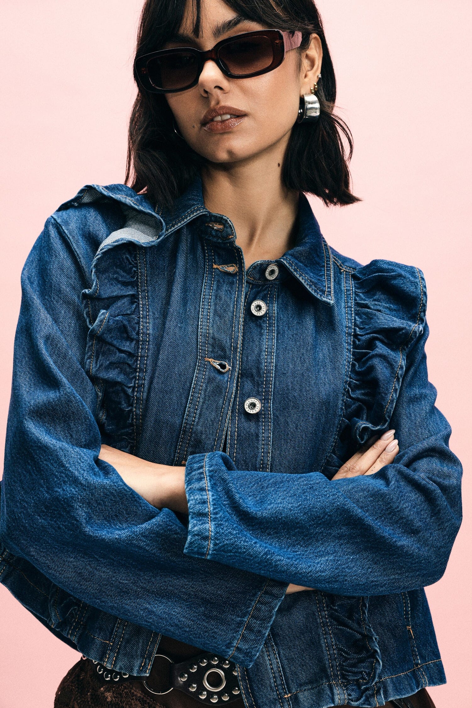 Veste en jean avec volants sur le devant et boutons s'il vous plaît