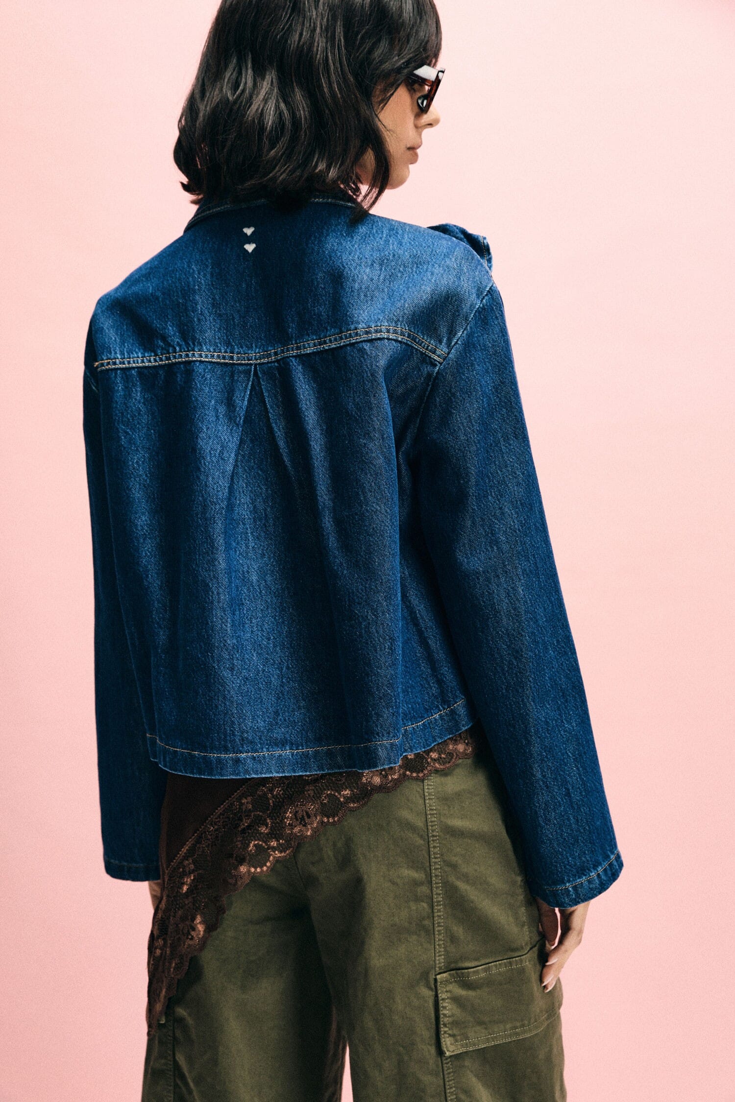 Veste en jean avec volants sur le devant et boutons s'il vous plaît