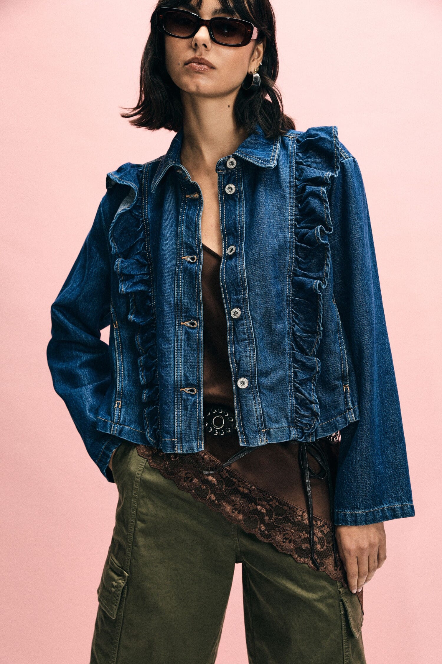 Veste en jean avec volants sur le devant et boutons s'il vous plaît