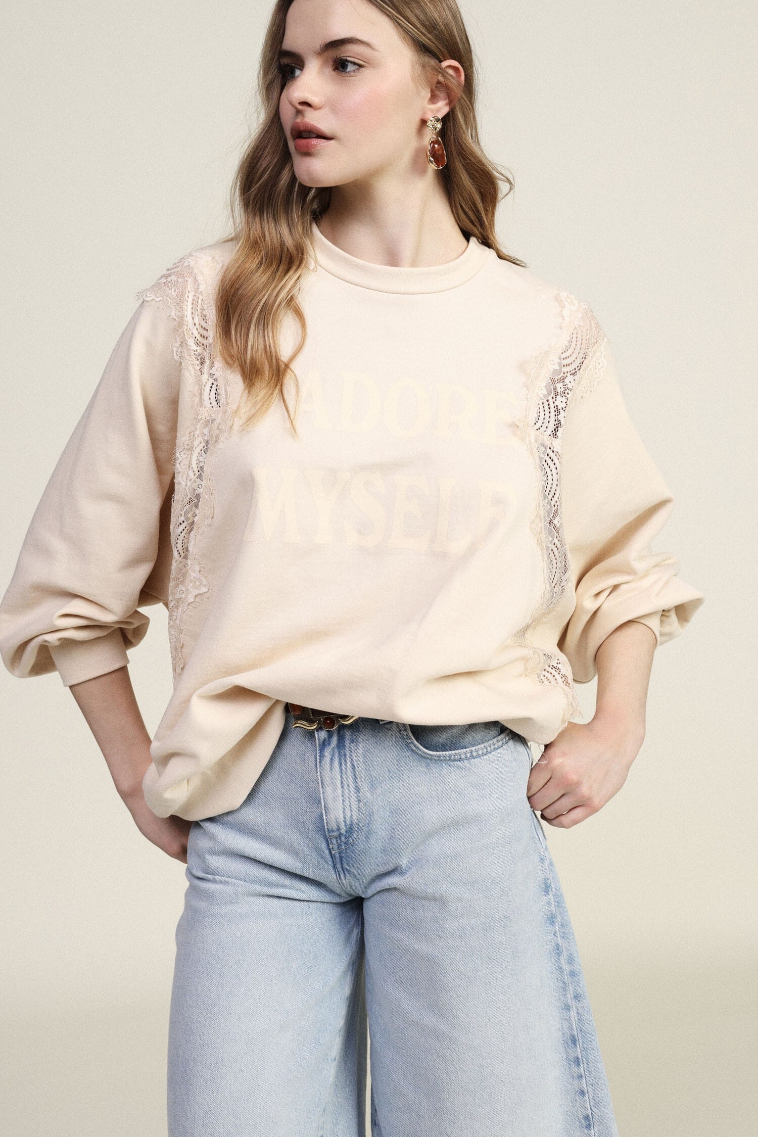 Crew-neck sweatshirt with lace detailing and Dixie front lettering