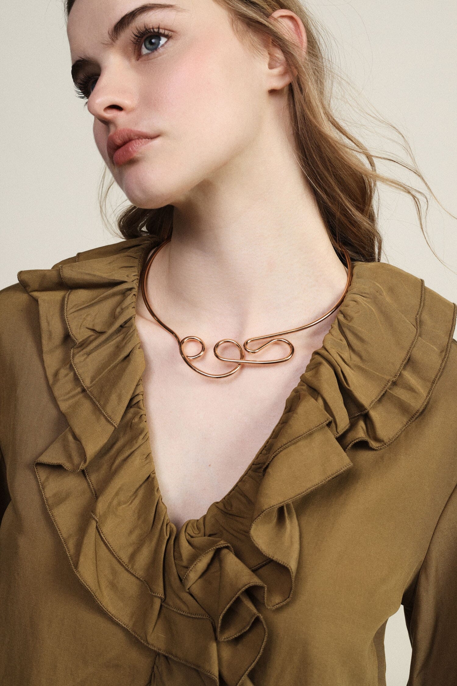 Collier rigide ouvert avec motif ondulé Dixie