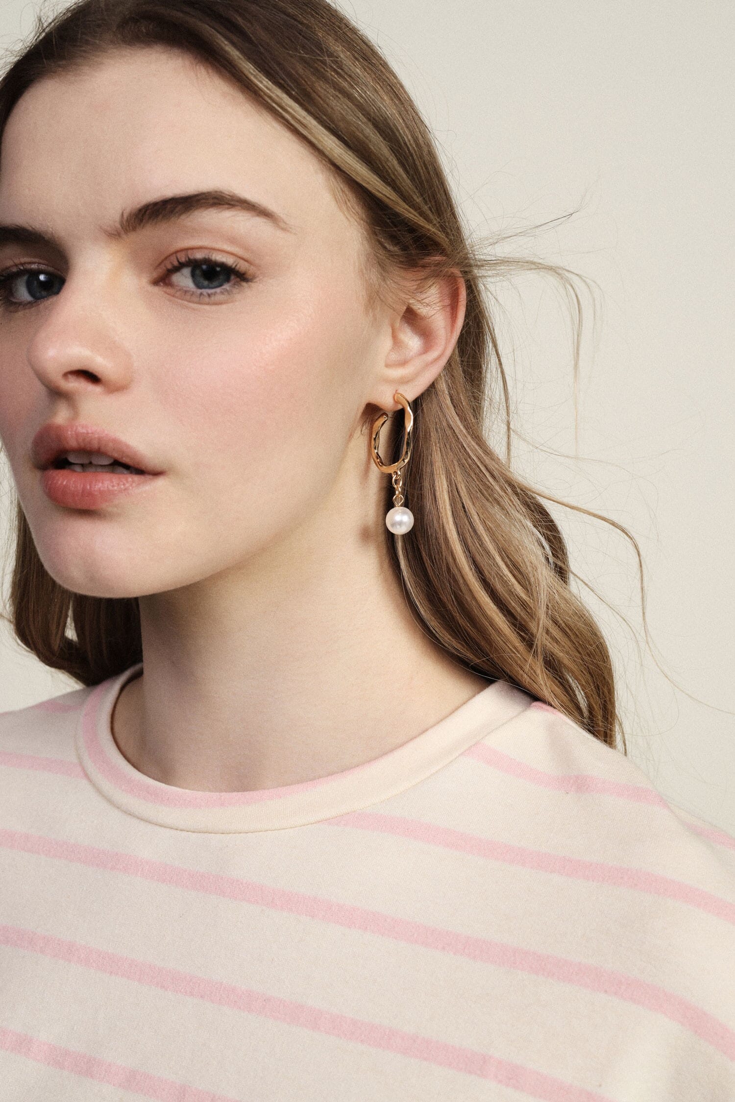 Orecchini A Cerchio Martellato Con Pendente Perla Dixie