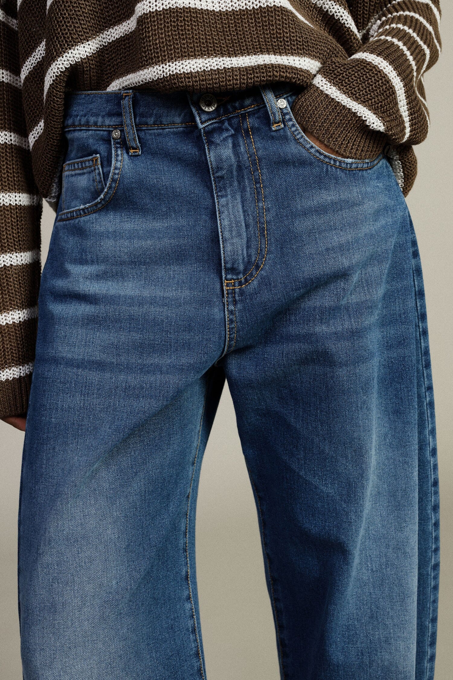 Balloon Fit Jeans With Wide Legs And Dixie Darts