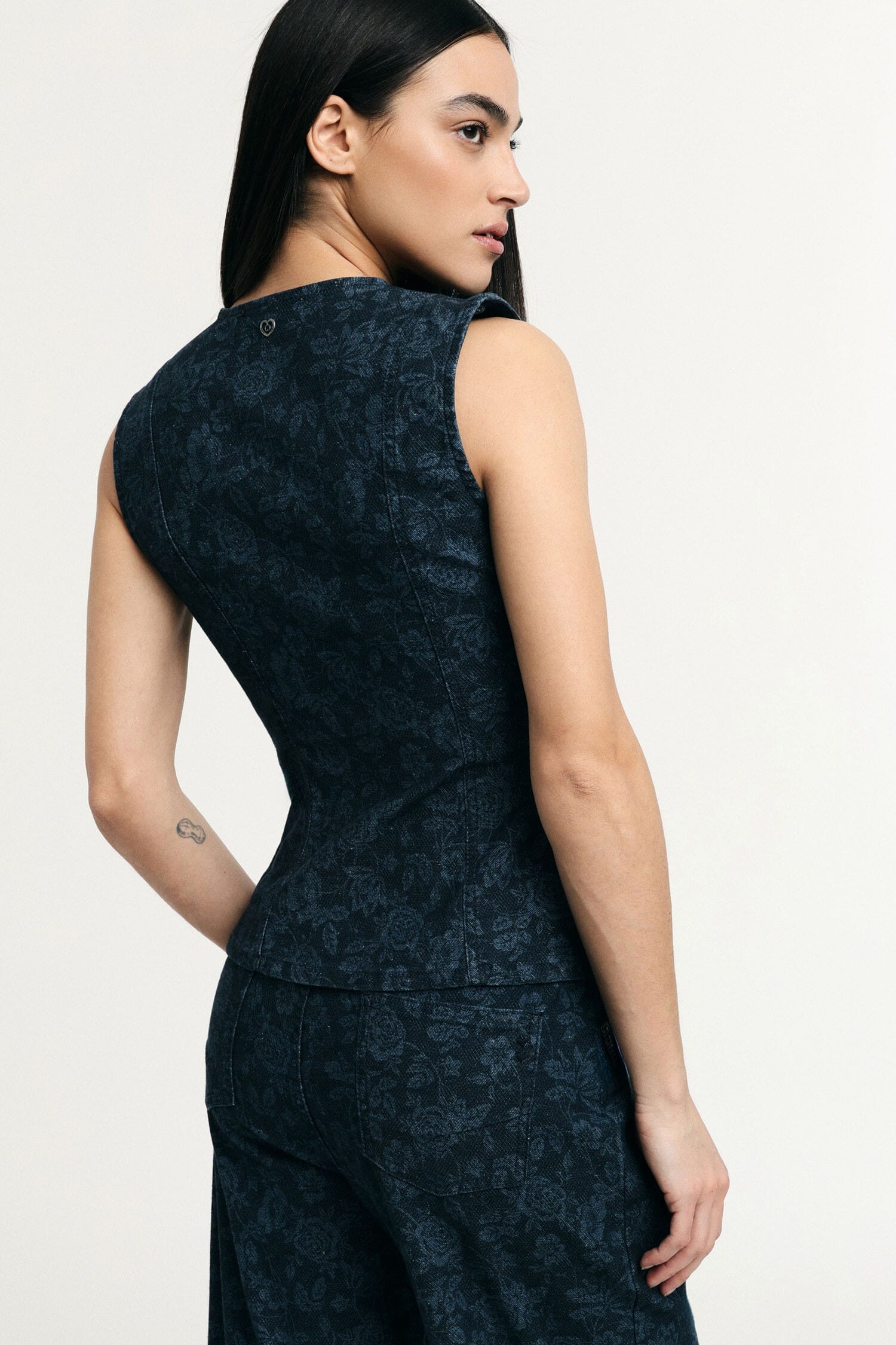 Slim Fit Vests With Floral Print And Please Buttons