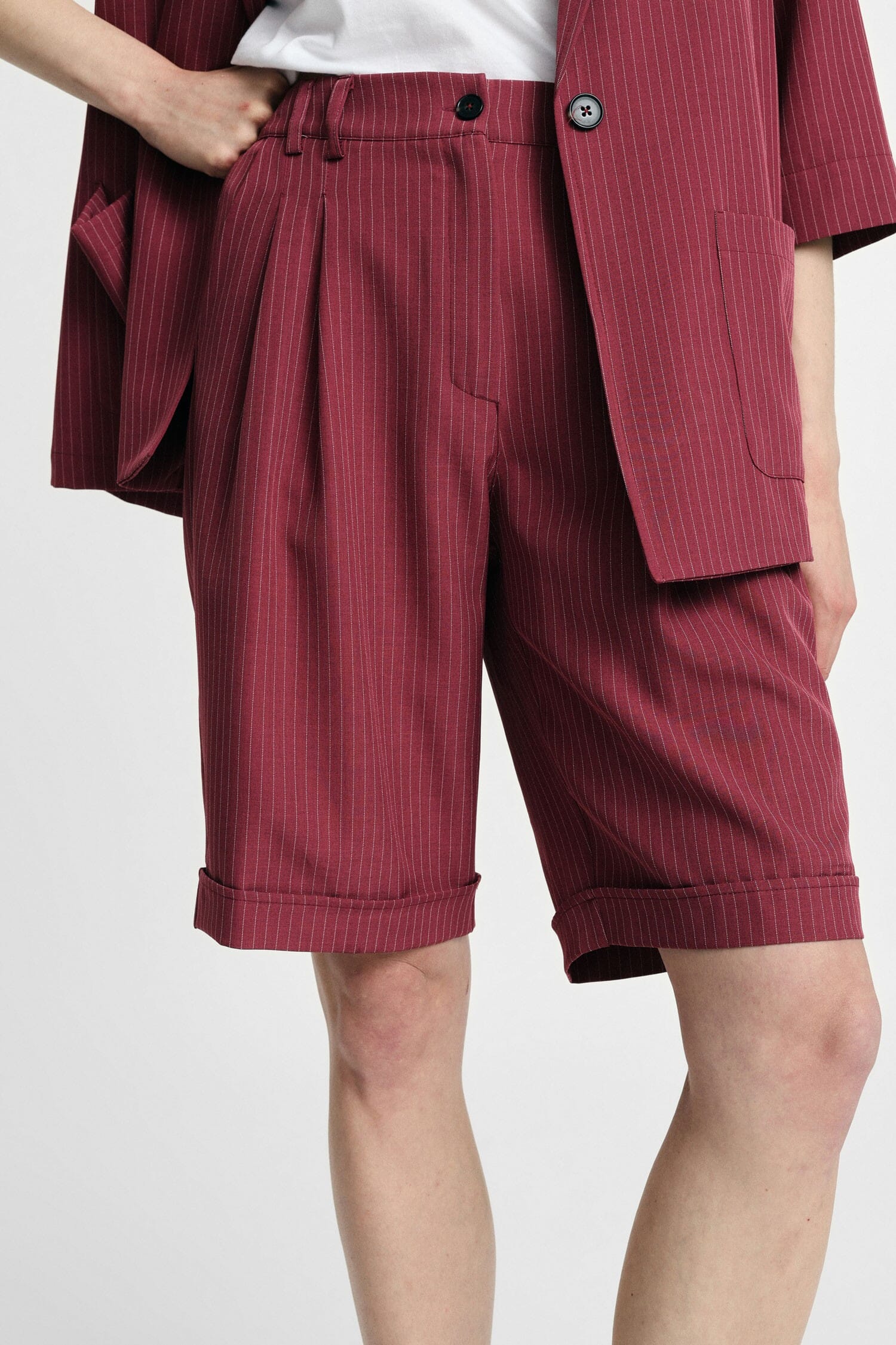 Bermuda à coupe régulière avec plis et rayures Please