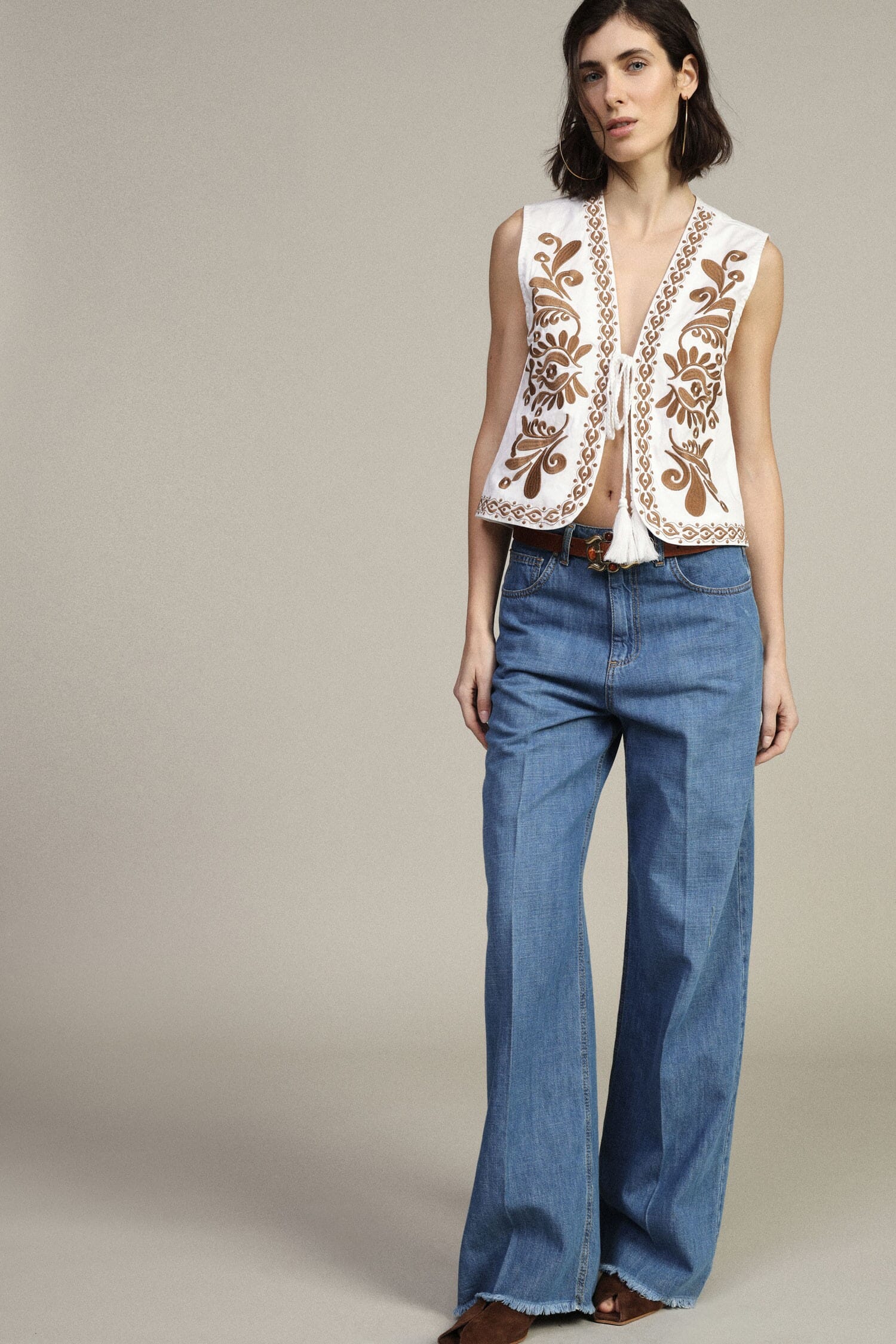 Floral Embroidery Sleeveless Vest With Dixie Belt