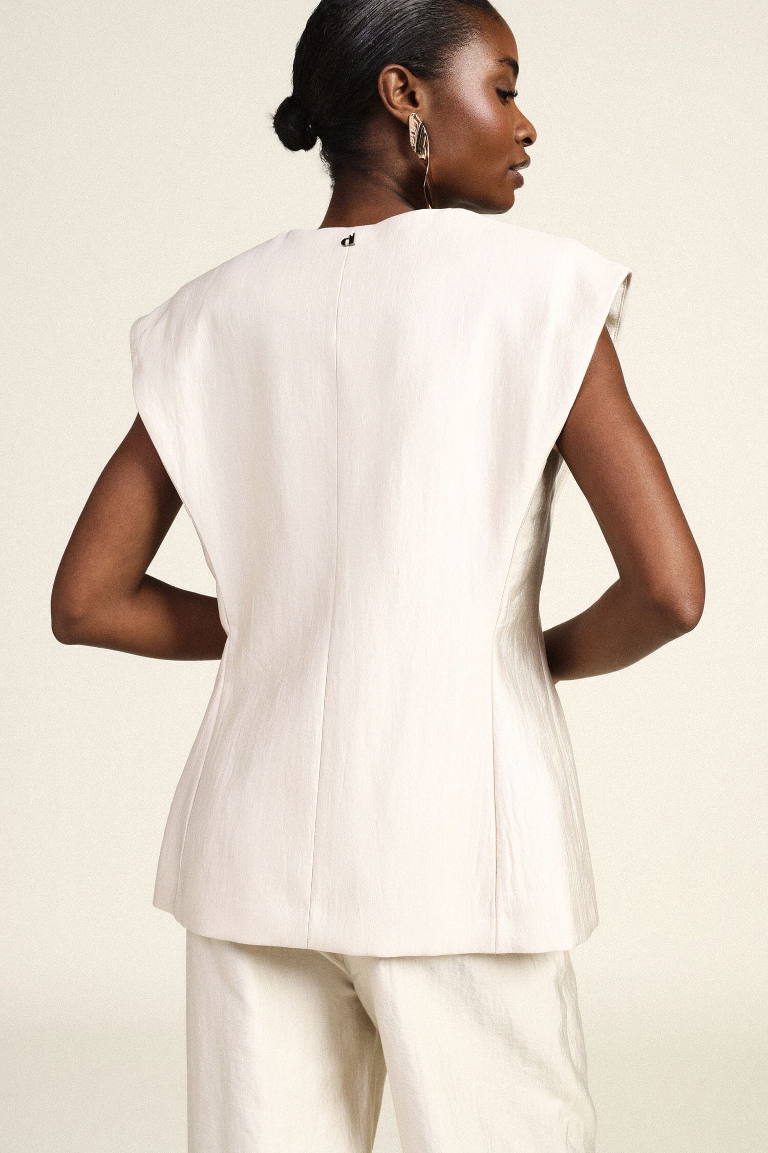 Gilet tailleur avec épaules structurées et fermeture croisée Dixie