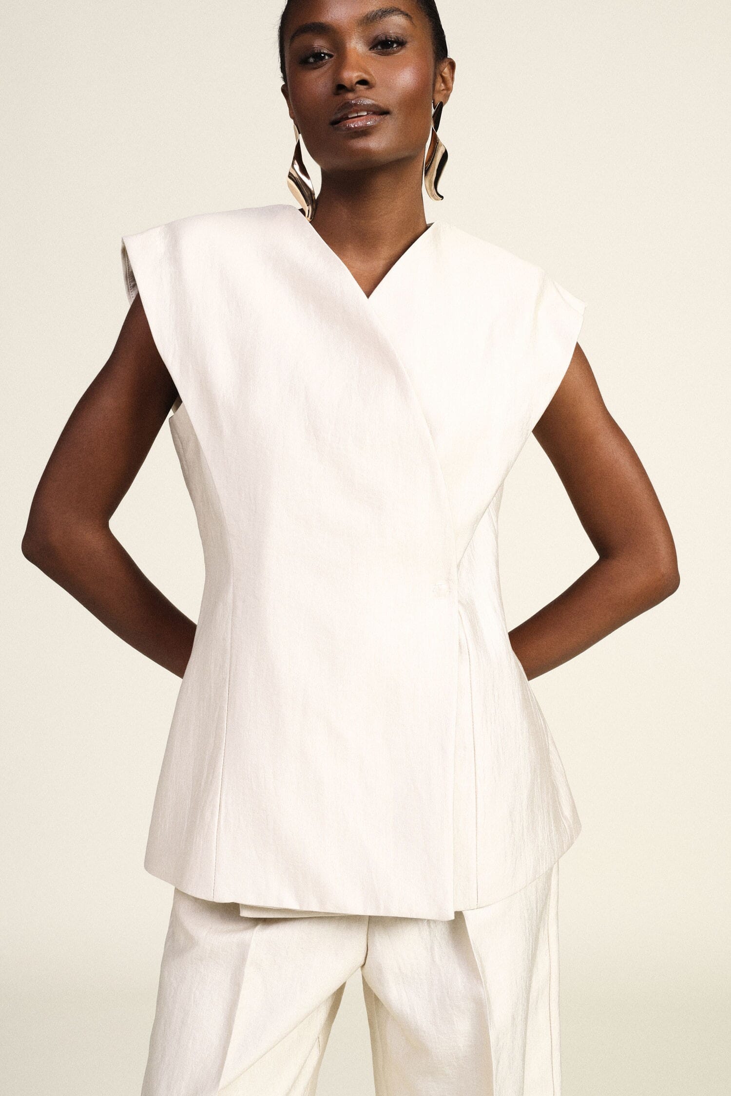 Gilet tailleur avec épaules structurées et fermeture croisée Dixie