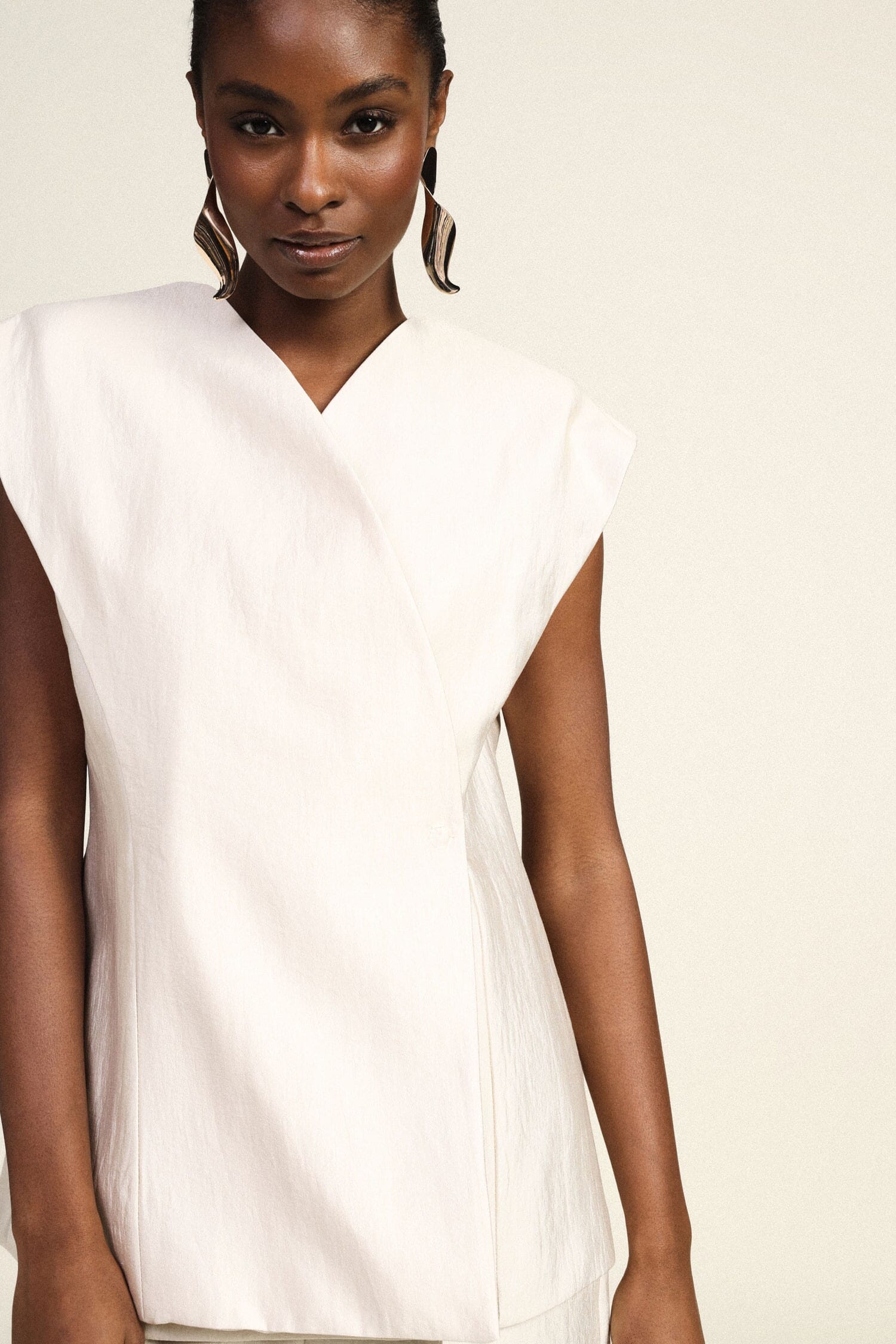 Gilet tailleur avec épaules structurées et fermeture croisée Dixie