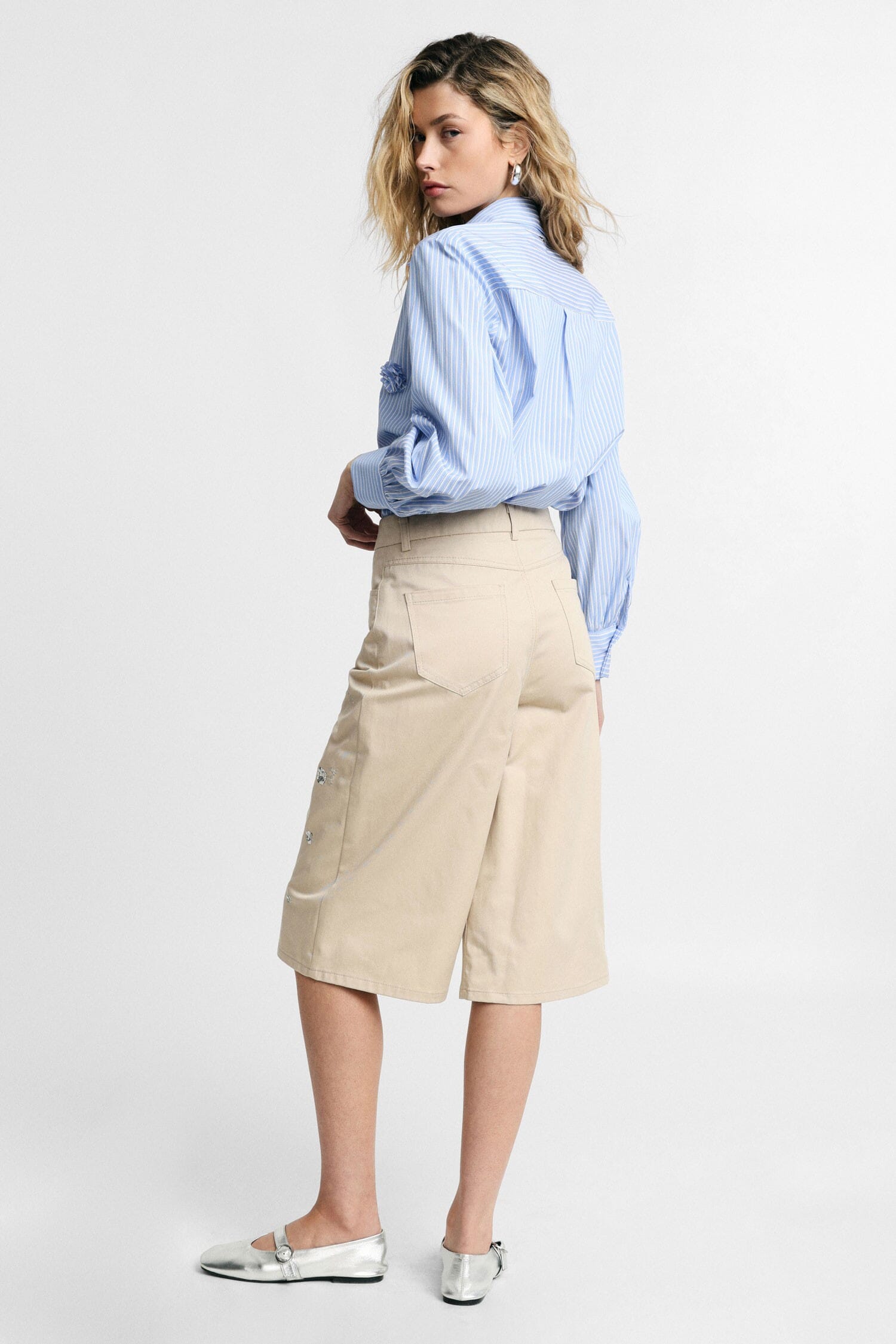 Shorts Al Ginocchio Con Applicazioni Floreali E Tasche Please