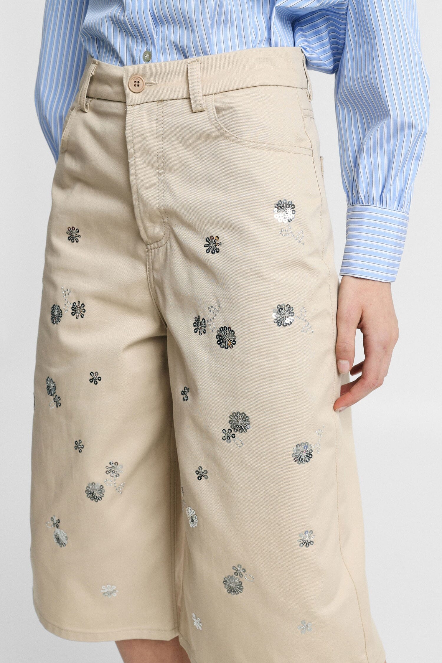 Shorts Al Ginocchio Con Applicazioni Floreali E Tasche Please